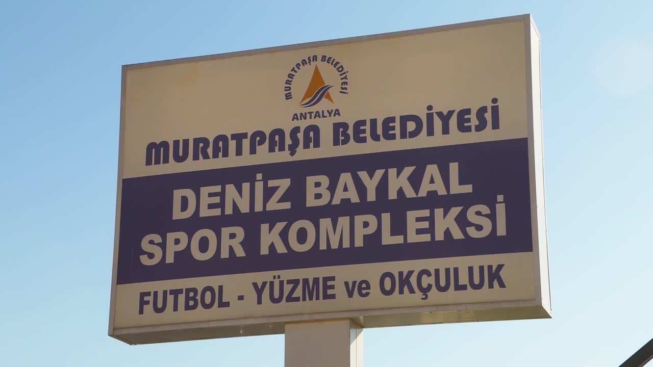 Muratpaşa Belediyesi, Deniz Baykal Spor Kompleksi’ni hizmete açtı… Başkan Uysal: “Ülkeyi deneme-yanılma tahtasına çeviren siyasetçilerin elindeyiz”