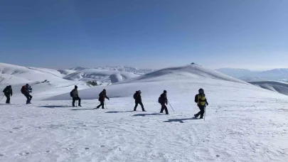 Muş’ta doğa tutkunları Çavuştepe zirvesine tırmandı