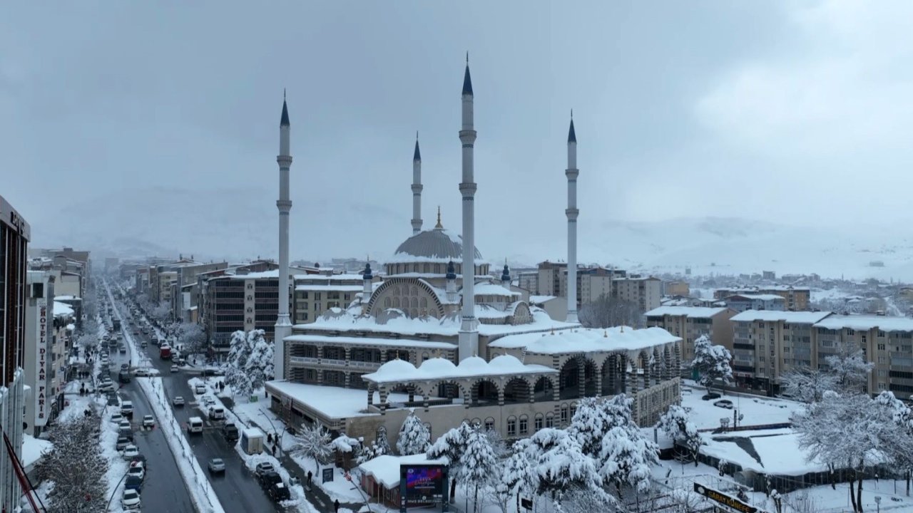 Muş’un karla kaplı eşsiz güzellikleri havadan görüntülendi