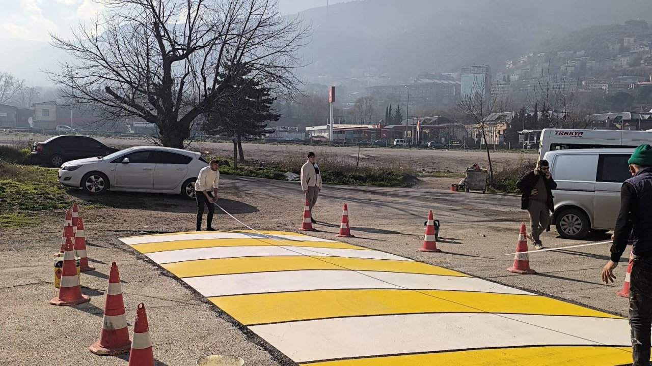 Osmangazi Belediyesi’nden okul önlerine ve caddelere hız kesici kasis