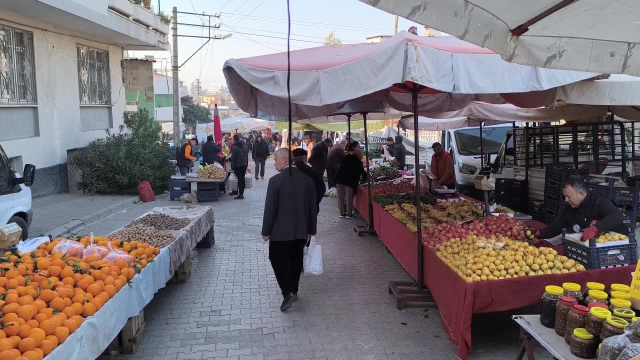 Pazarda alışveriş yapan emekli vatandaş: "Fiyatlar altınla yarışıyor"