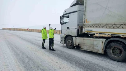 Polisten yolda kalan araçlara yardım eli