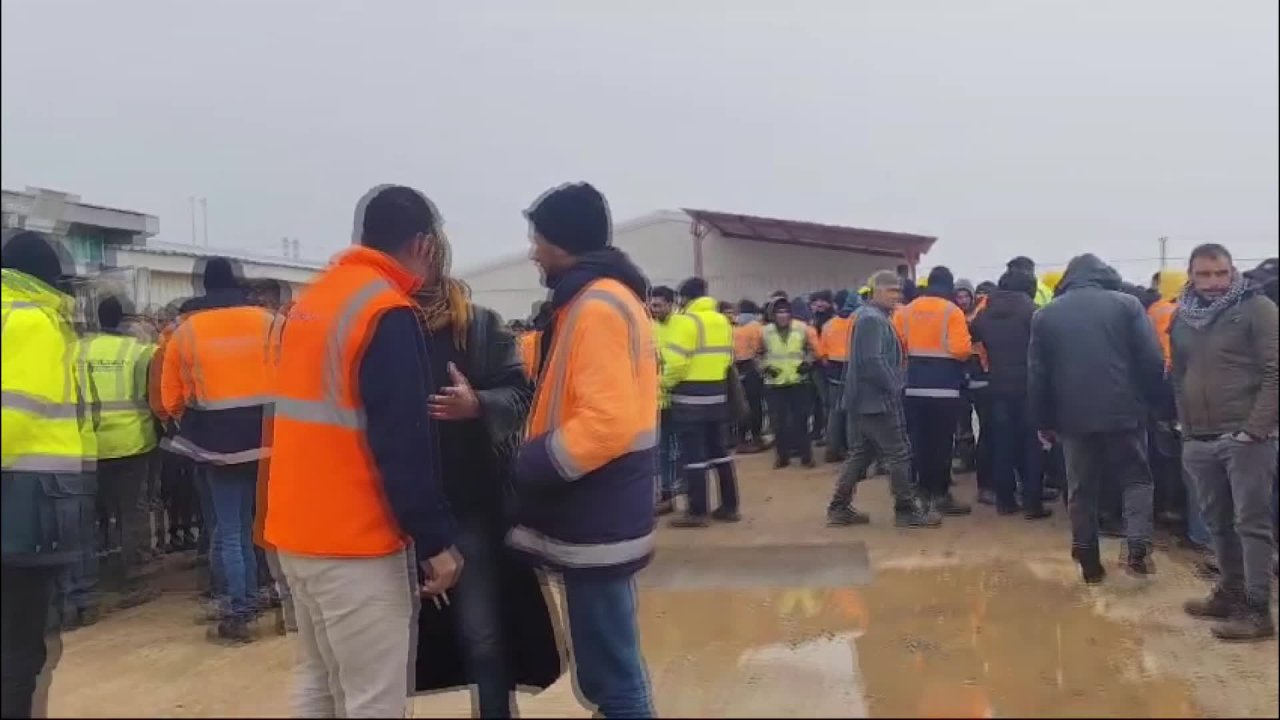 Şanlıurfa'da Güneş Enerjisi Santrali projesinde çalışan işçiler, ağır çalışma koşulları ve düşük maaş nedeniyle iş bıraktı