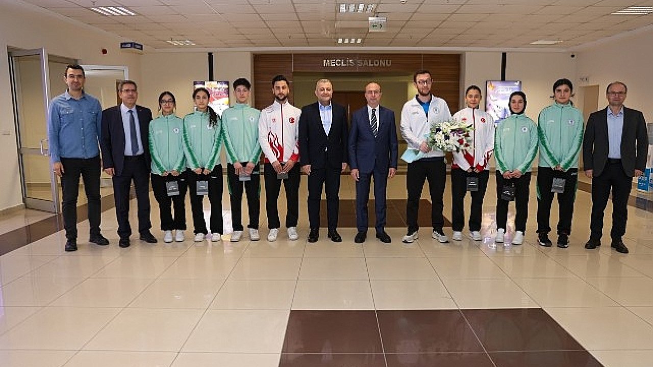 Selçuklu Belediyespor Kulübü'nün kick boks, judo ve bisiklet takımlarının başarılı sporcuları Selçuklu Belediye Başkanı Ahmet Pekyatırmacı'yı ziyaret etti