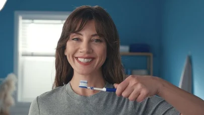 Sensodyne Klinik Beyazlık Reklam Kampanyasının Yeni Yüzü: Gökçe Bahadır