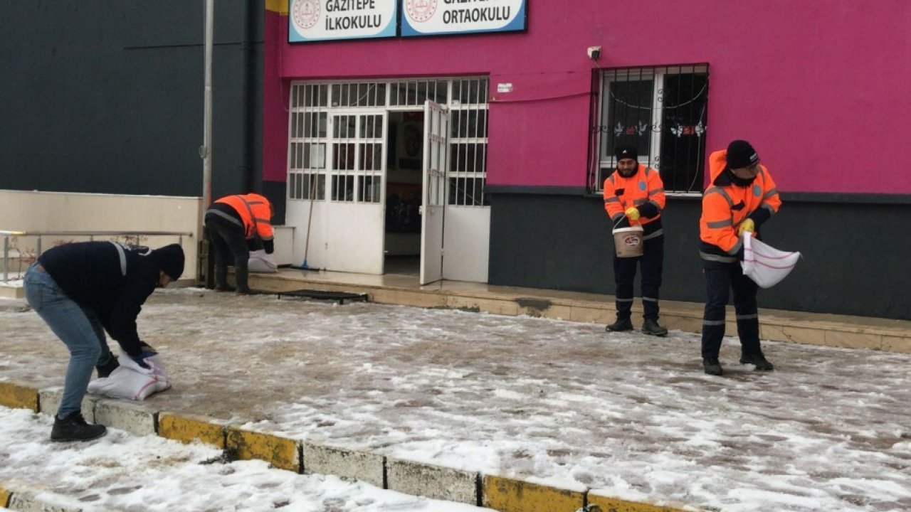 Silivri Belediyesi ekipleri, kar ve buzlanmaya karşı sahada