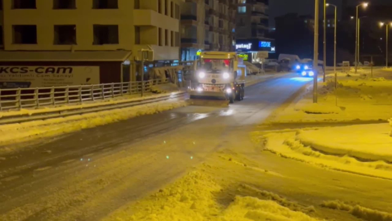 Sinop’ta kar yağışı nedeniyle belediye ekipleri çalışmalarını sürdürüyor