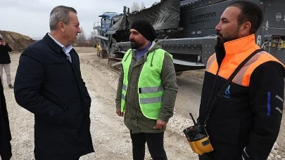 Sivas Belediyesi tarafından İşhan mevkiinde kurulan yeni taş ocağı tesisi tam kapasite ile yol yapım malzemesi üretmeye başladı