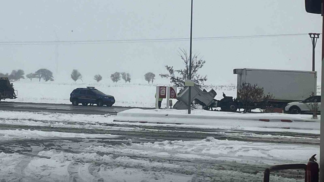 Tatvan’da 3 kişinin yaralandığı kaza anı kamerada