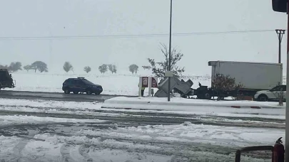 Tatvan’da 3 kişinin yaralandığı kaza anı kamerada