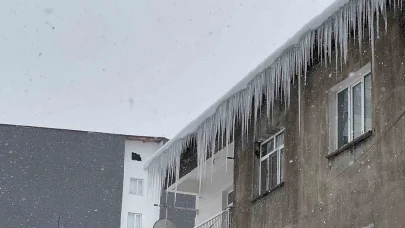 Tatvan’da çatılardaki buz sarkıtları tehlike saçıyor