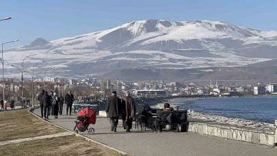 Tatvan’da güneşli havayı fırsat bilen vatandaşlar sahile akın etti