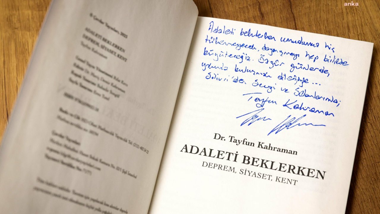 Tayfun Kahraman, Özgür Özel’e kitabını hediye etti... Özel: “Dayanışmayı büyüteceğiz ve özgür günlerde buluşacağız”