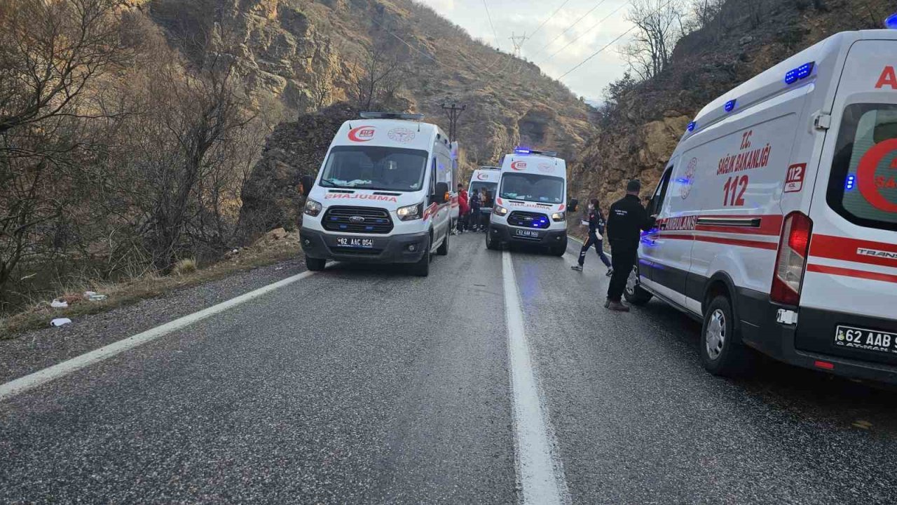 Tunceli’de feci kaza: Otomobil kayaya çarptı 1, ölü 5 yaralı