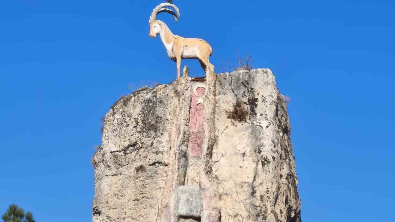 Tunceli’deki devasa kaya gizemini koruyor