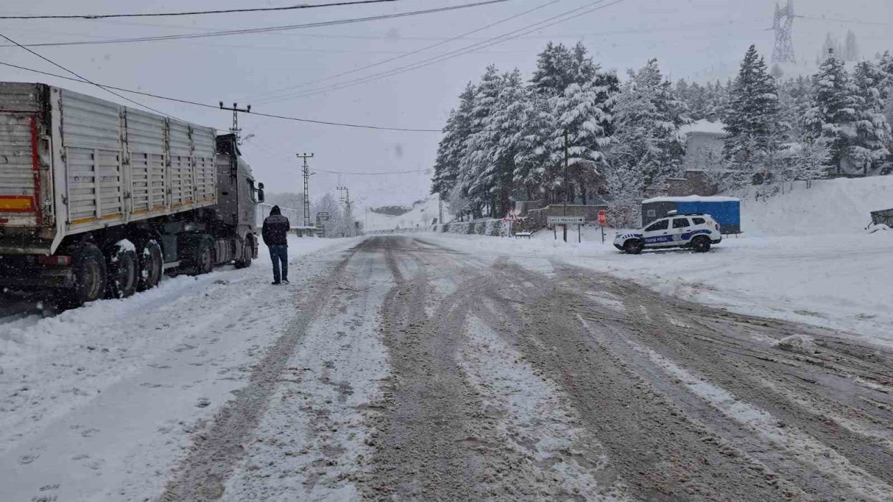 Tunceli’nin Pülümür ilçesi ile Erzincan sınırı arası, ağır tonajlı araç geçişlerine kapatıldı