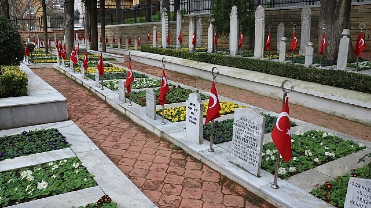 Türkiye'nin en bakımlı şehitliğinde çiçekler açtı