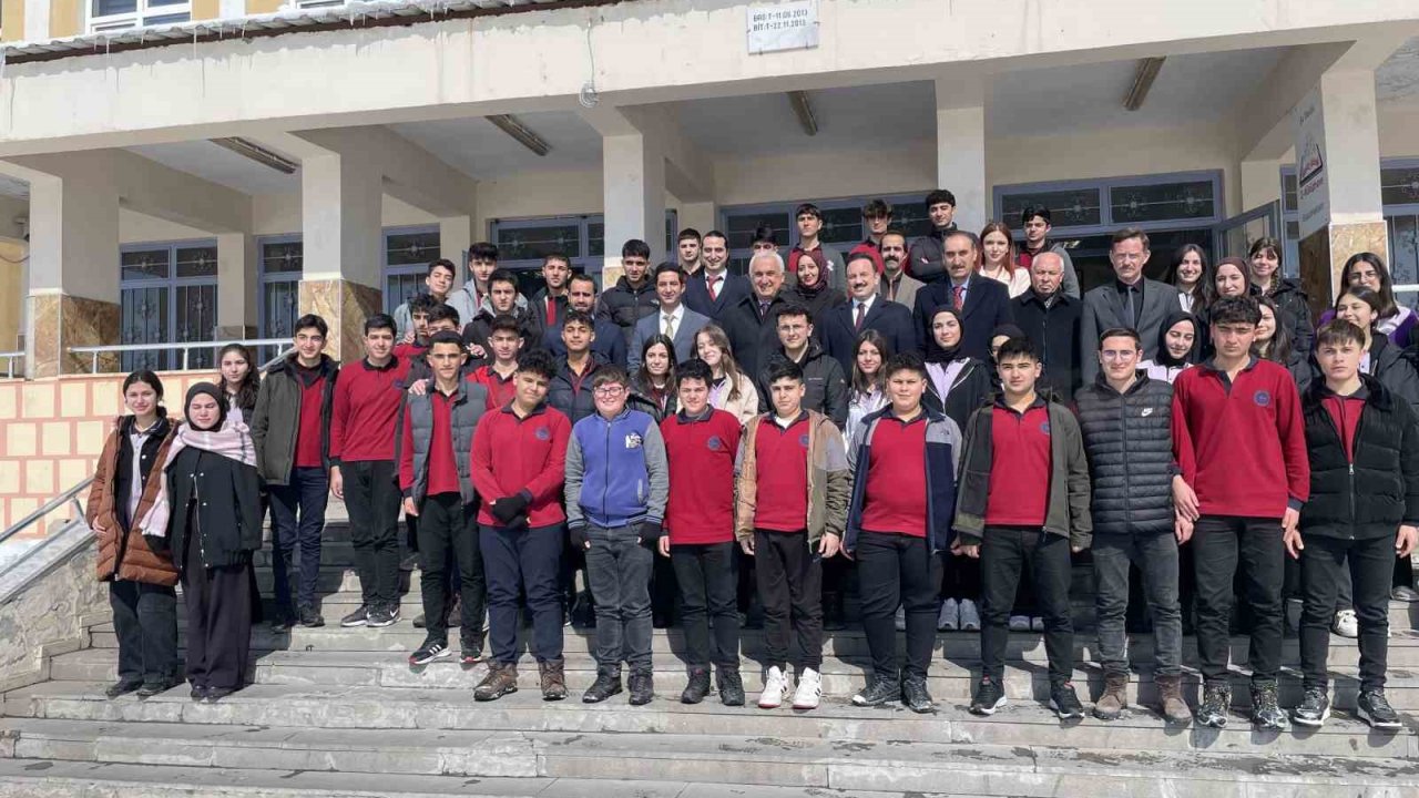 Vali Çakır Malazgirt Fen Lisesi öğrencileriyle buluştu