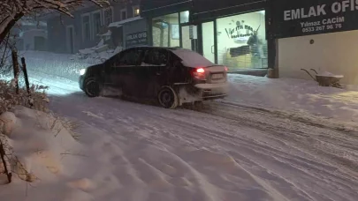 Van’da yoğun kar yağışı nedeniyle uçak seferleri iptal edildi