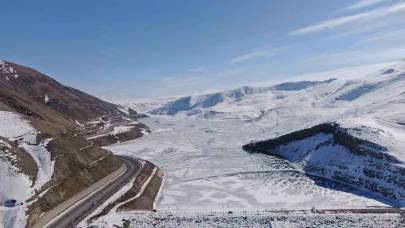 Van’daki Zernek Barajı’nın yüzeyi dondu