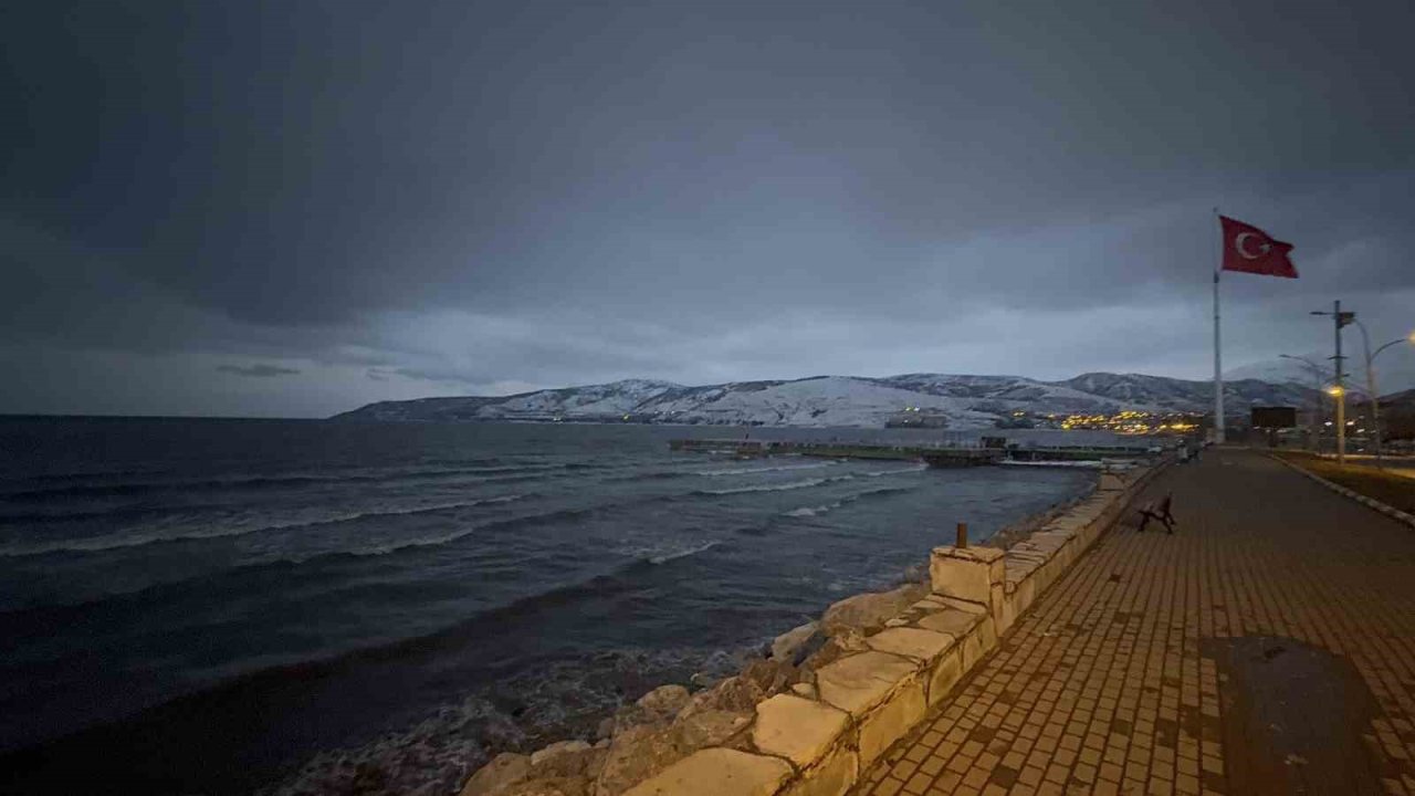 Vangölü’de dev dalgalar oluştu