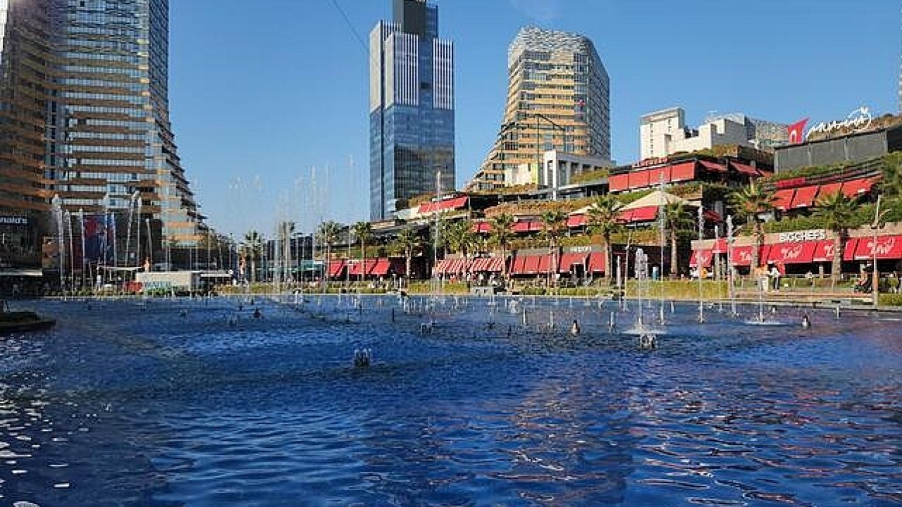 Watergarden İstanbul'da iftar sofralarından su ve ışık gösterilerine, eşsiz bir lezzet ve görsel şölen