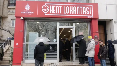 Yağışa rağmen Kent Lokantası önünde uzun kuyruk... “Kötü günleri geride bırakmadık, yaşıyoruz”