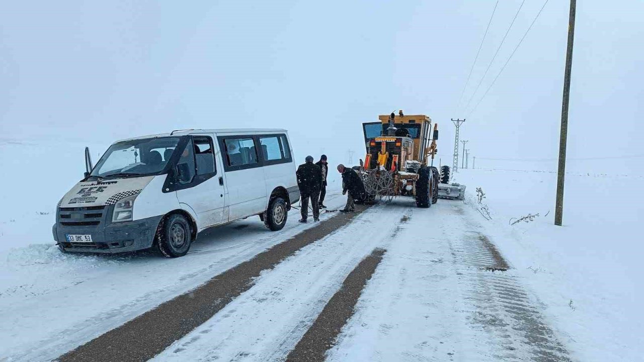 Yolda kalan araçlar belediye ekipleri tarafından kurtarıldı