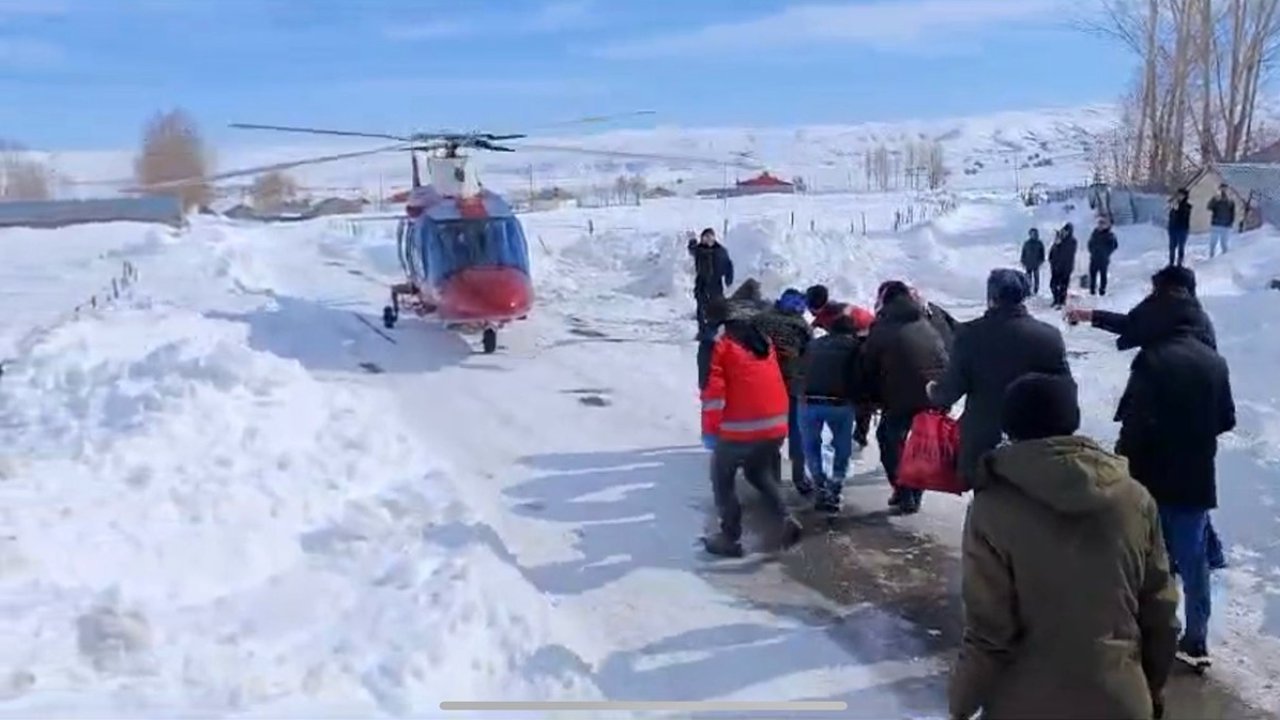 Yolu karla kapanan köydeki hastanın yardımına ambulans helikopter yetişti