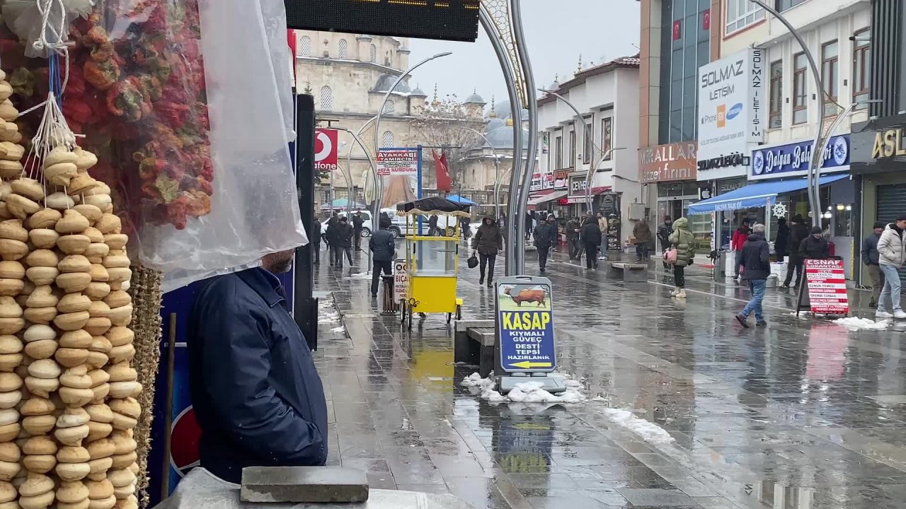 Yozgat’ta Ramazan hareketliliği yaşanırken, sahur için hazırlık yapıldı