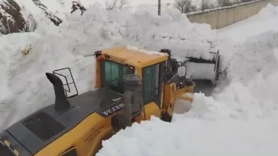 Yüksekova’da 3 metreyi geçen kar tünellerinde çalışma