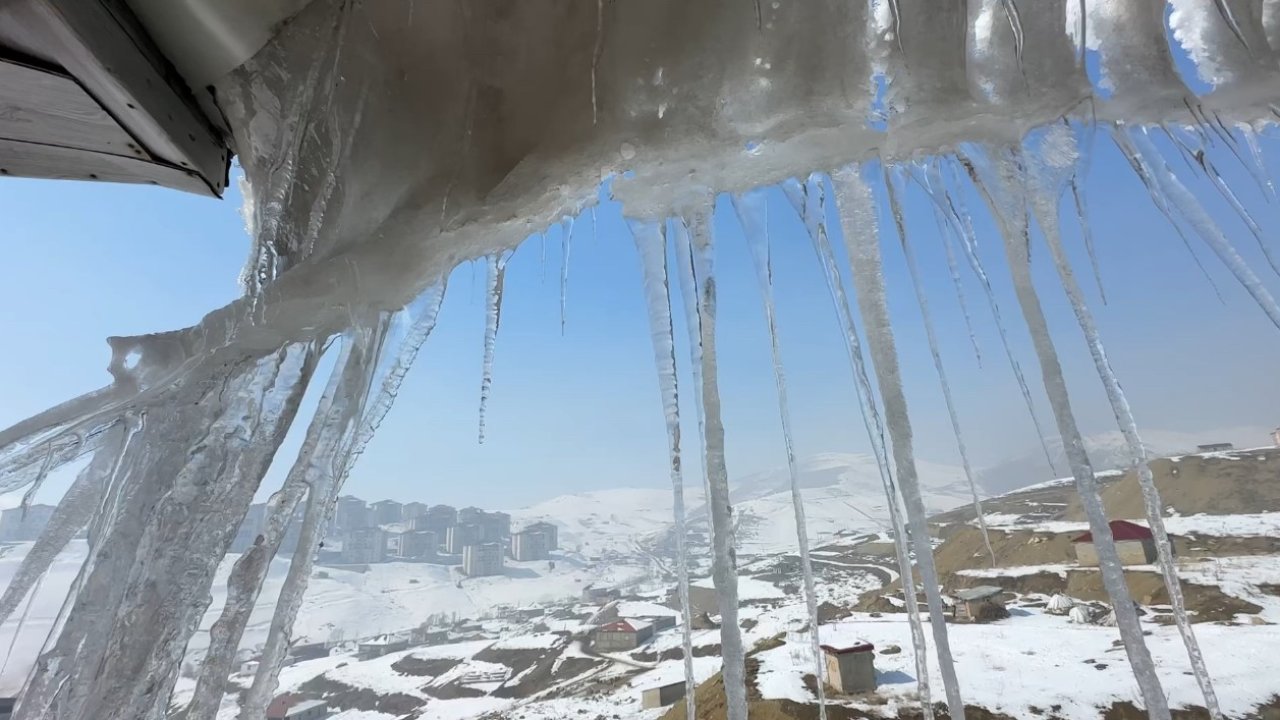 Yüksekova’da buz sarkıtları 2 metreyi geçti