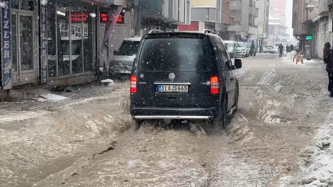 Yüksekova’da caddeler göle döndü: Araçlar ilerlemekte zorlandı