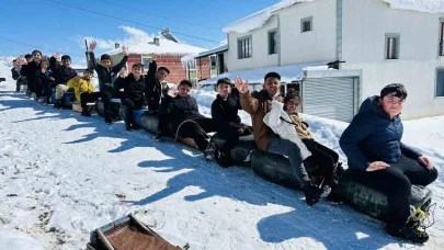 Yüksekova’da çocuklar bidonla kaymanın keyfini çıkardı