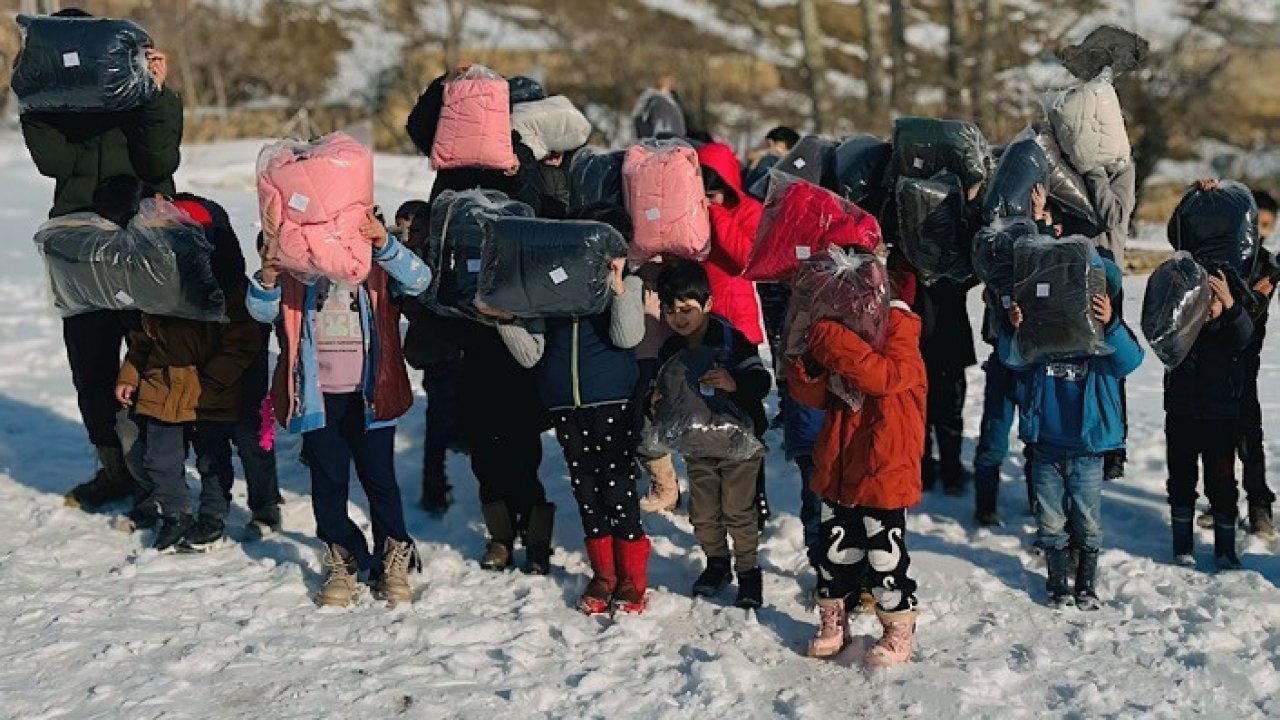 Yüksekova’da çocuklara mont ve ayakkabı yardımı yapıldı