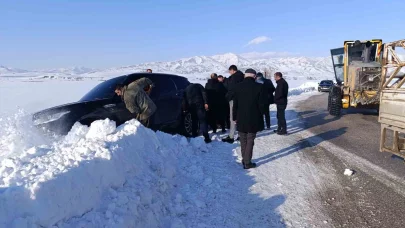 Yüksekova’da kara saplanan aracı ekipler kurtardı