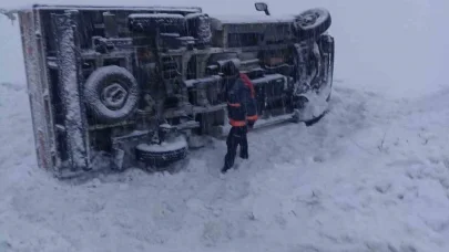 Yüksekova’da yoldan çıkan kamyonet devrildi: 3 yaralı