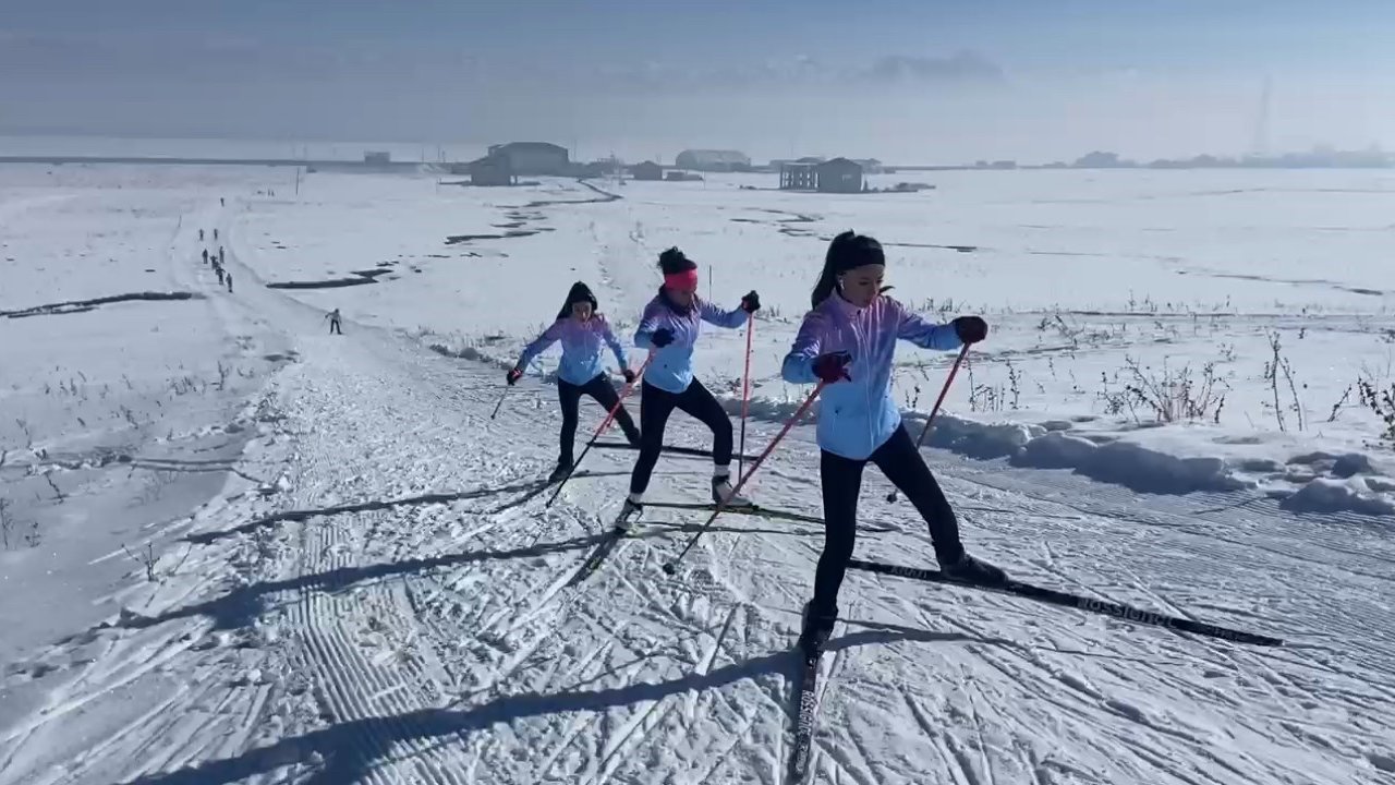 Yüksekovalı kayakçılar, karlı dağlarda yarışmalara hazırlanıyor