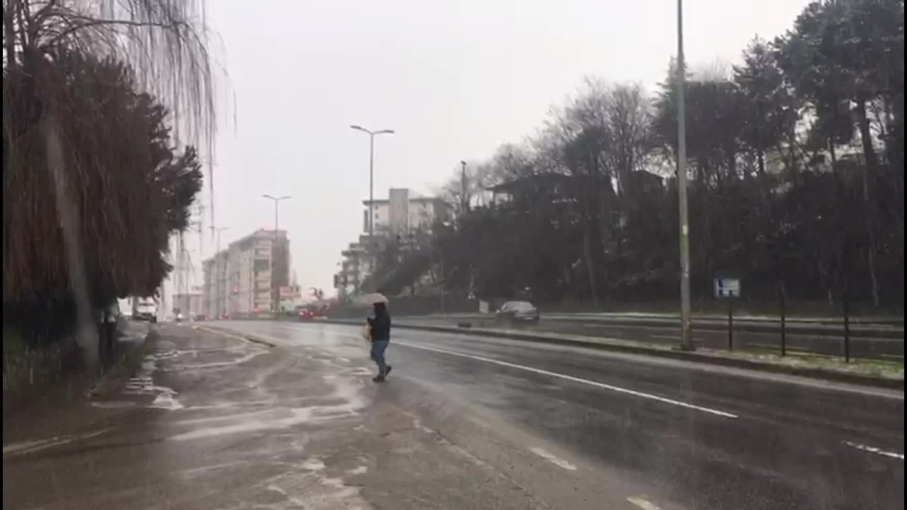 Zonguldak-İstanbul kara yolu kar nedeniyle uzun araç geçişlerine kapatıldı