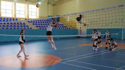 12 bin takım arasından zirveye çıkan Muş Spor Lisesi Kız Voleybol Takımı, Türkiye şampiyonasında