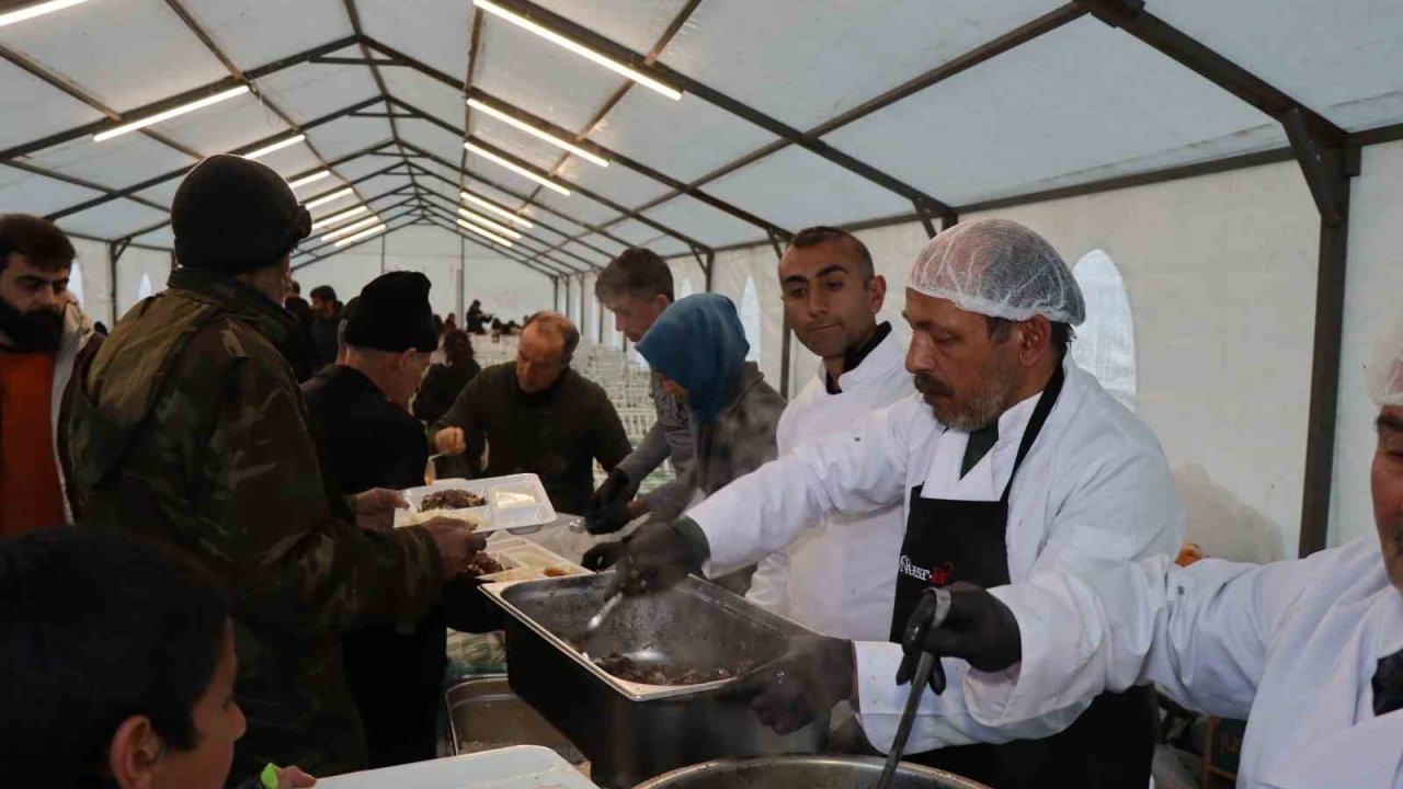 350 kişiye iftar yemeği veriliyor