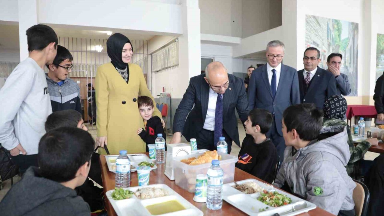 Ağrı Valisi Koç, Ozanlar YBO pansiyonundaki öğrencilerle iftarda bir araya geldi