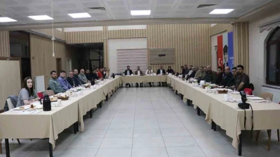 AK Parti Ağrı Milletvekili Ruken Kilerci ve İl Başkanı İlhami Yıldız, sahurda basın mensuplarıyla bir araya geldi