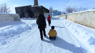 Akyaka’da çocuklar kızaklarla kayarak karın tadını çıkardı