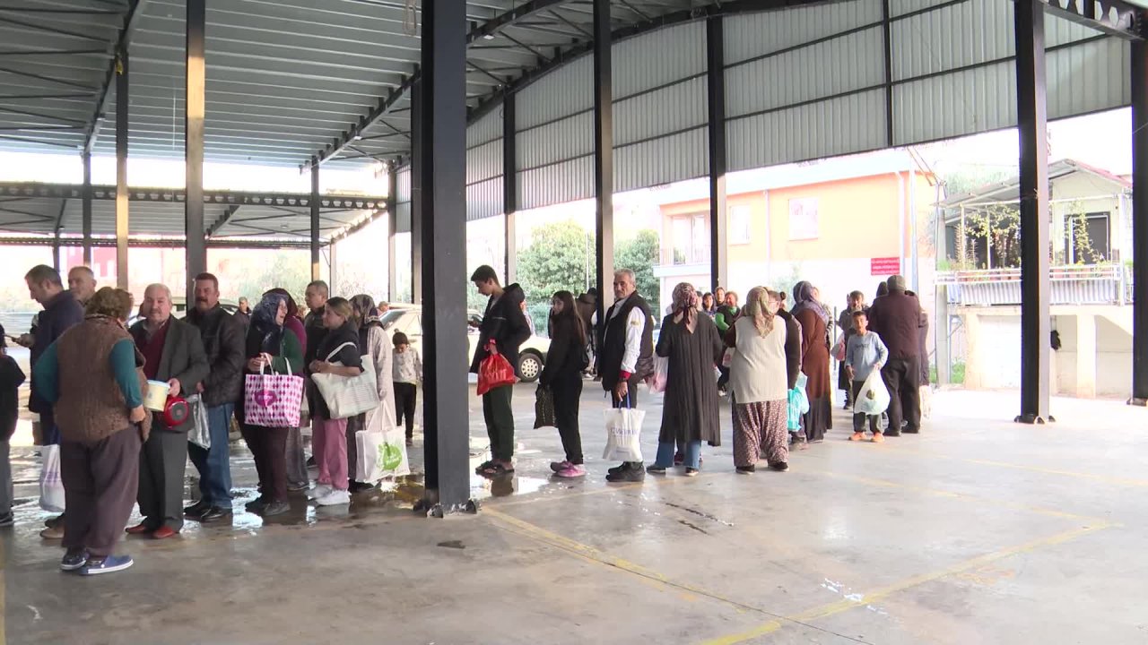 Antalya Büyükşehir Belediyesi’nin Mobil Aşevi, iftar öncesi yemek dağıtımını sürdürüyor