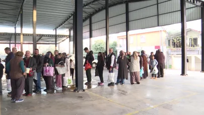 Antalya Büyükşehir Belediyesi’nin Mobil Aşevi, iftar öncesi yemek dağıtımını sürdürüyor