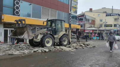 Ardahan’da kar ve buzla mücadele çalışmaları sürüyor