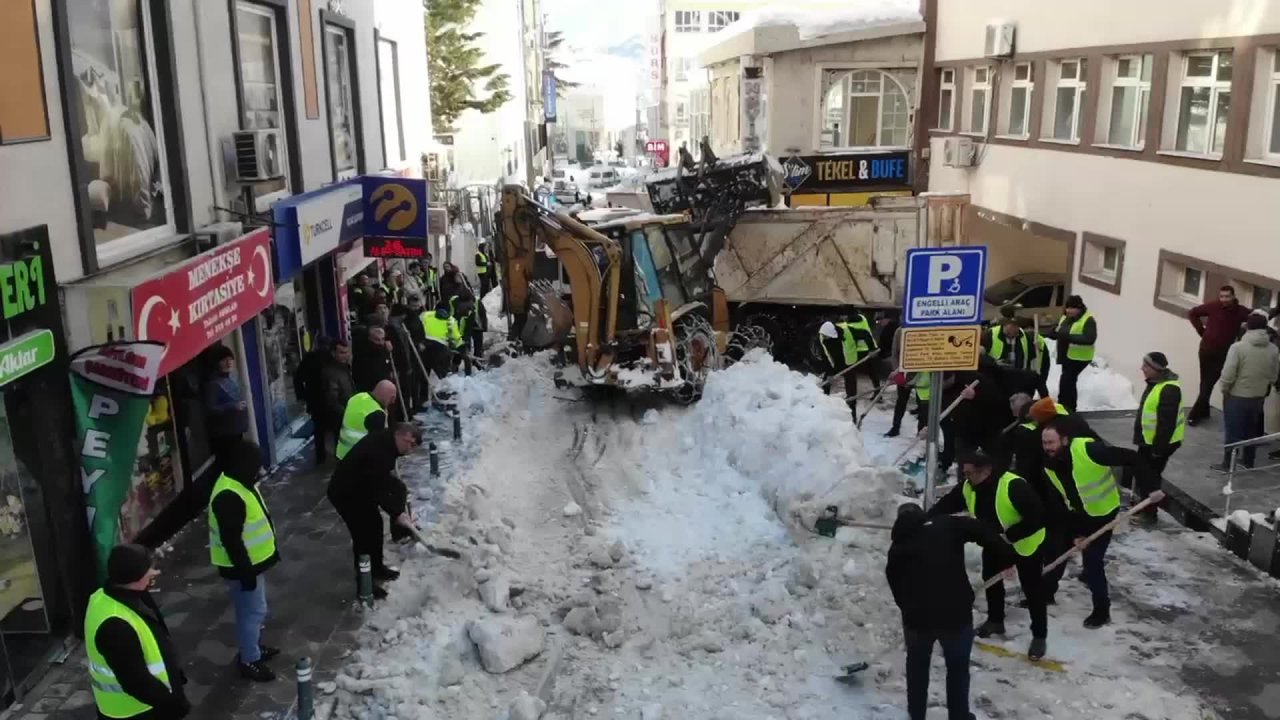 Artvin’de kar yığınları imece usulüyle temizleniyor