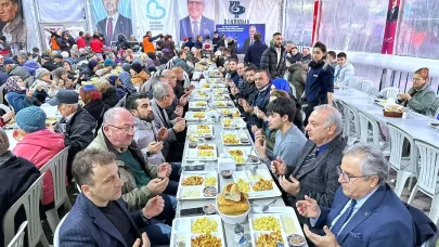 Bandırma Belediyesi'nin düzenlediği iftar sofrasında vatandaşlar bir araya geldi 