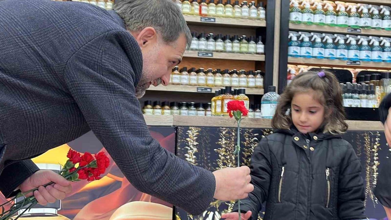 Başkan Uçar’dan kadınlara karanfilli kutlama